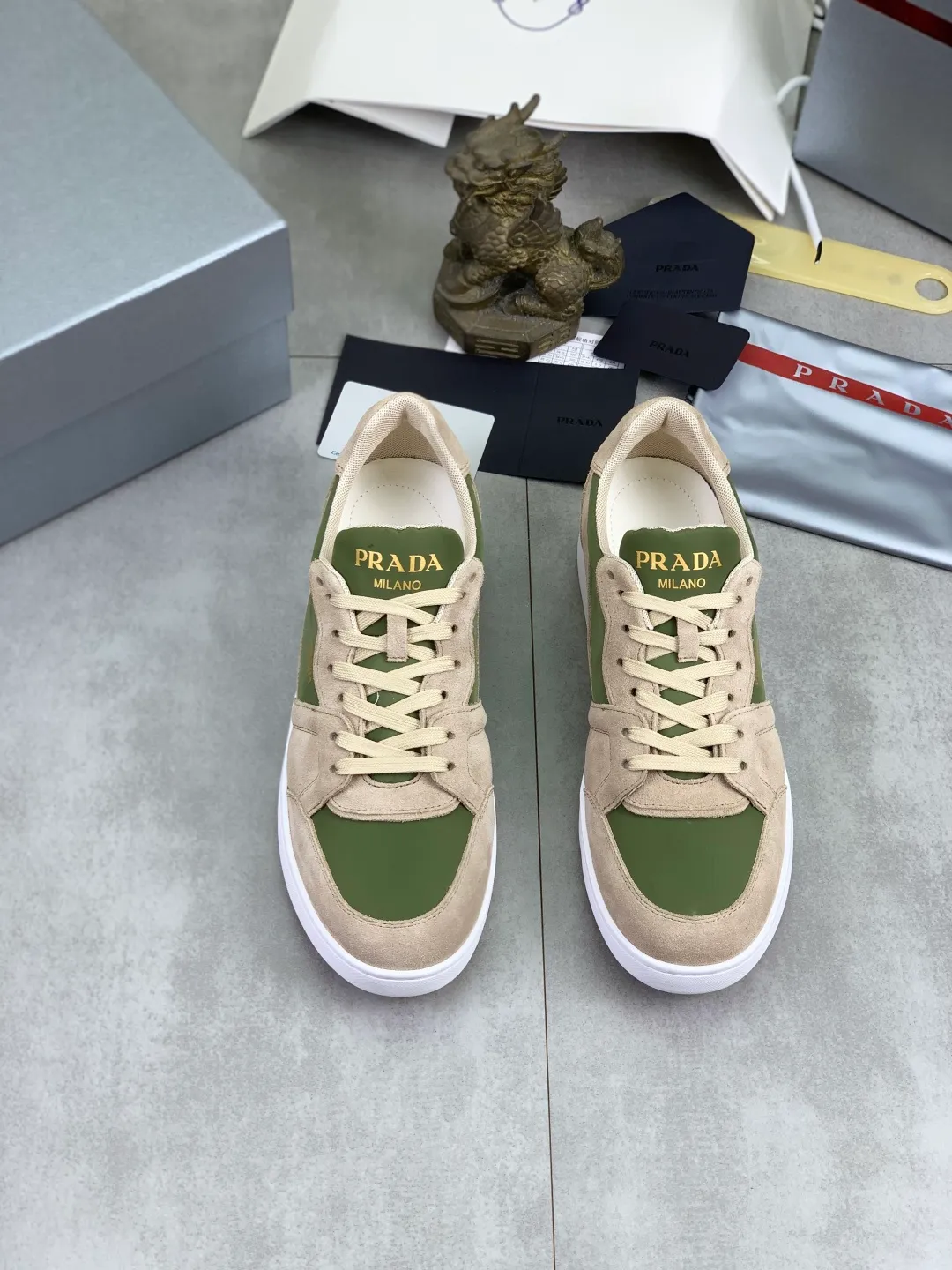 Men's shoes 💰P560💰[New model] The top version is available on the official website, 🆘 The trendy brand (Prada) mainly promotes the popular model, avant-garde and versatile fashionable men's shoes, private version mold opening, cowhide surface splicing 1:1.. Stylish and simple, original imported cowhide lining cowhide feet; the atmosphere and personality are more fashionable, eye-catching and pursuing class. It will subvert the old idea and be a must-have for fashionistas with you! Must keep it for yourself! Tall and comfortable, large and low, high-end quality workmanship. Official website’s new high-end outsole. Size: 38-45. Multiple colors available.